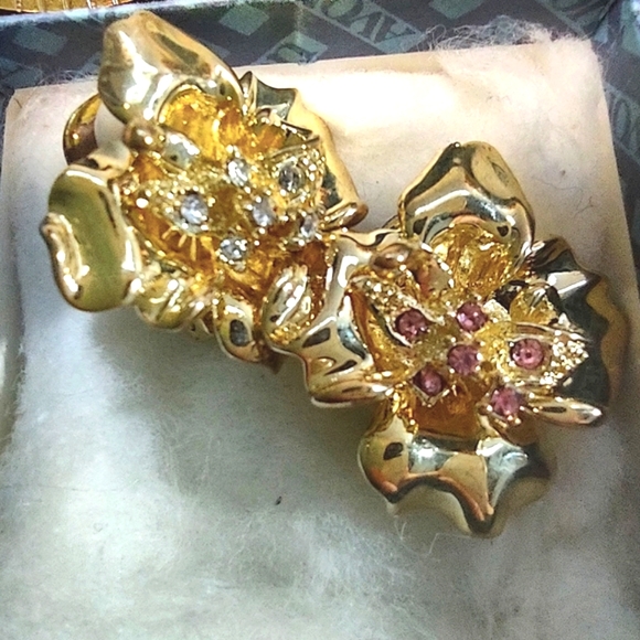 Vintage Crystal Clip-on Earrings - Picture 14 of 15